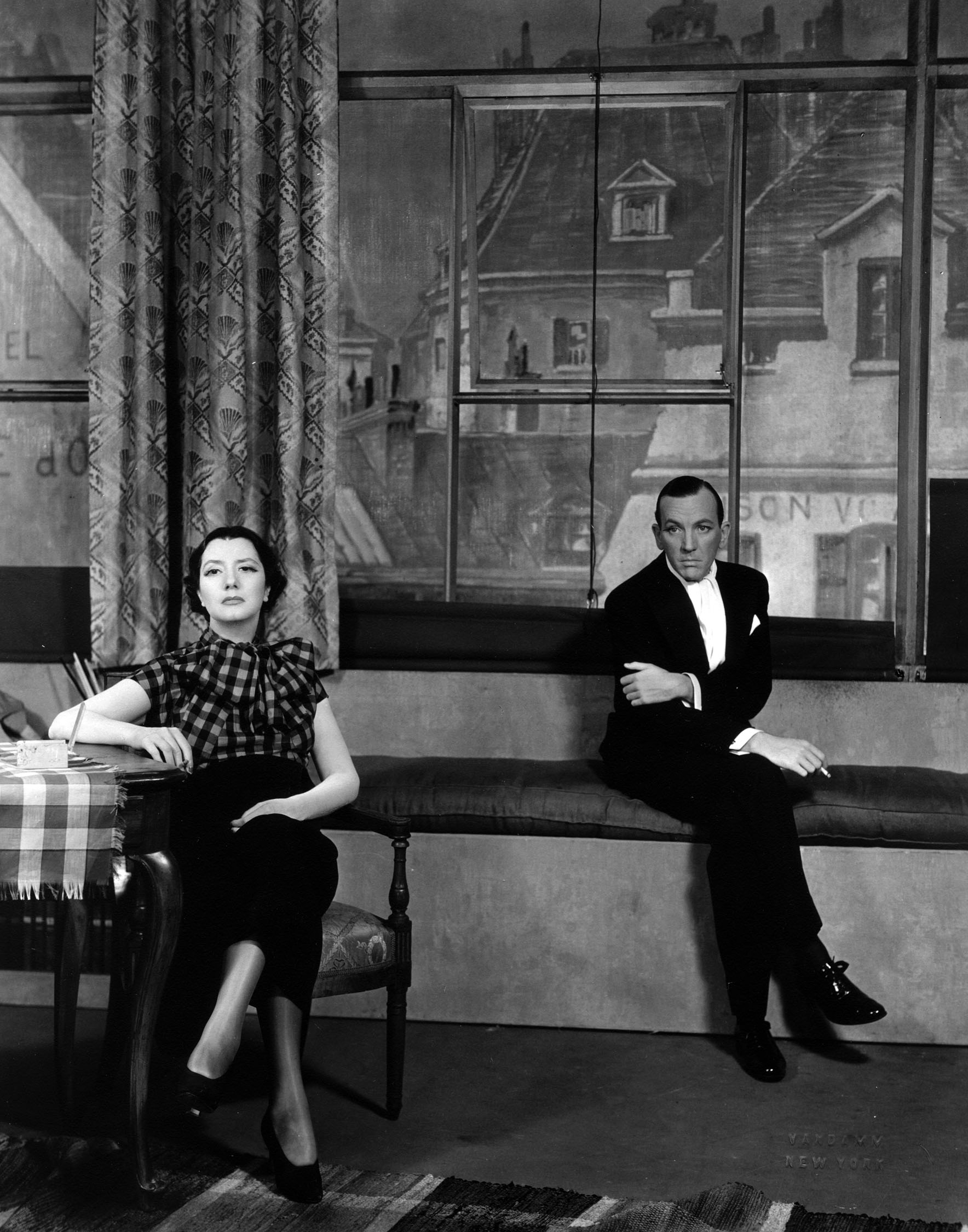 Noël Coward as Leo and Lynn Fontanne as Gilda in the Paris Studio Set.