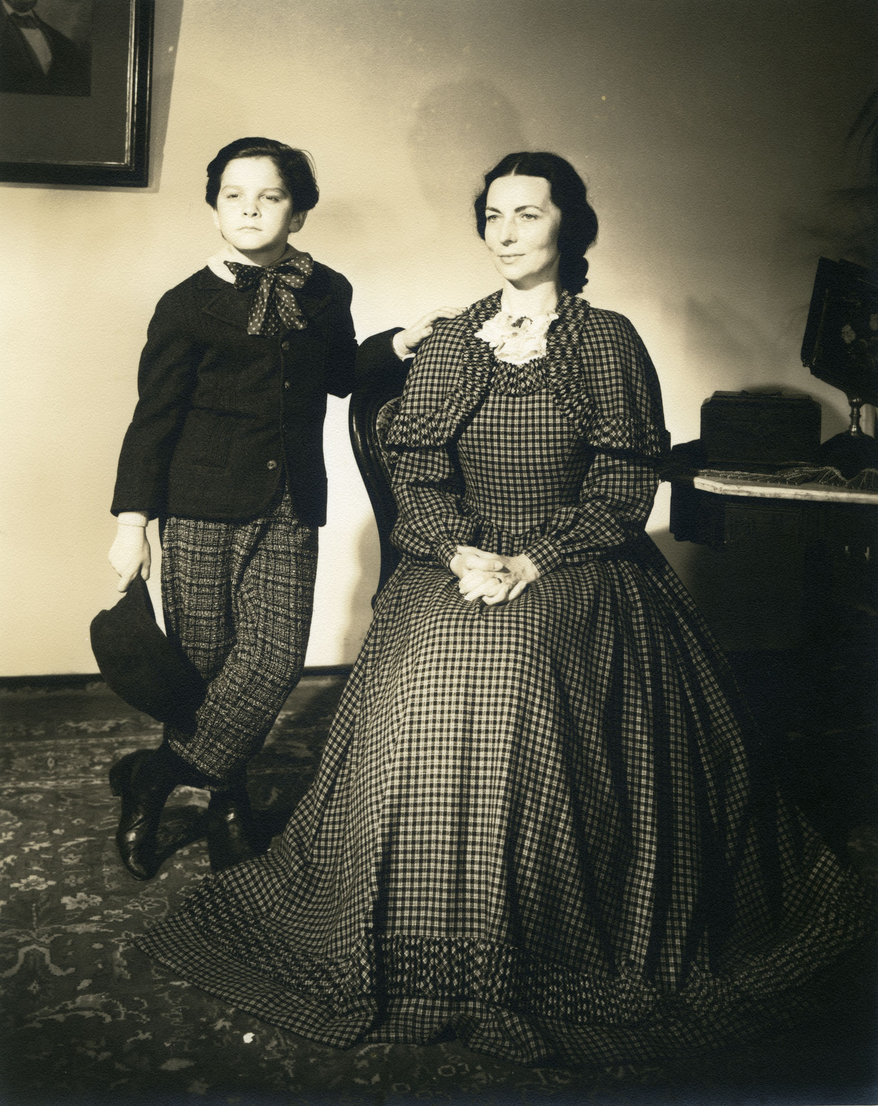 Buddy Swan (young Kane, left) and Agnes Moorehead (Mary Kane, right) in a portrait that may originally have been created for set decoration.